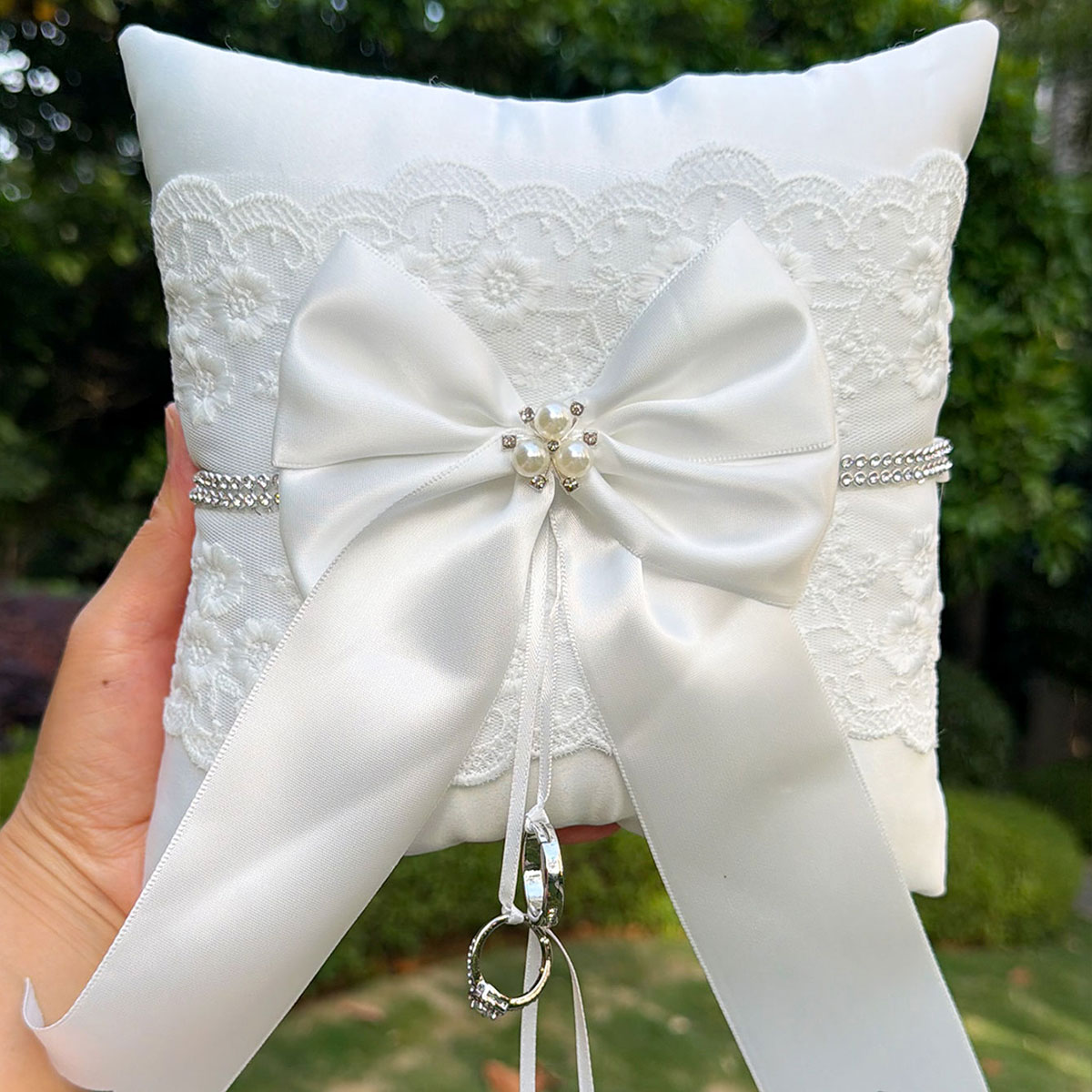 야외 교회 결혼식을 위한 새틴 대형 리본과 라인스톤이  - Ring Bearer Pillow 리뷰 및 가격