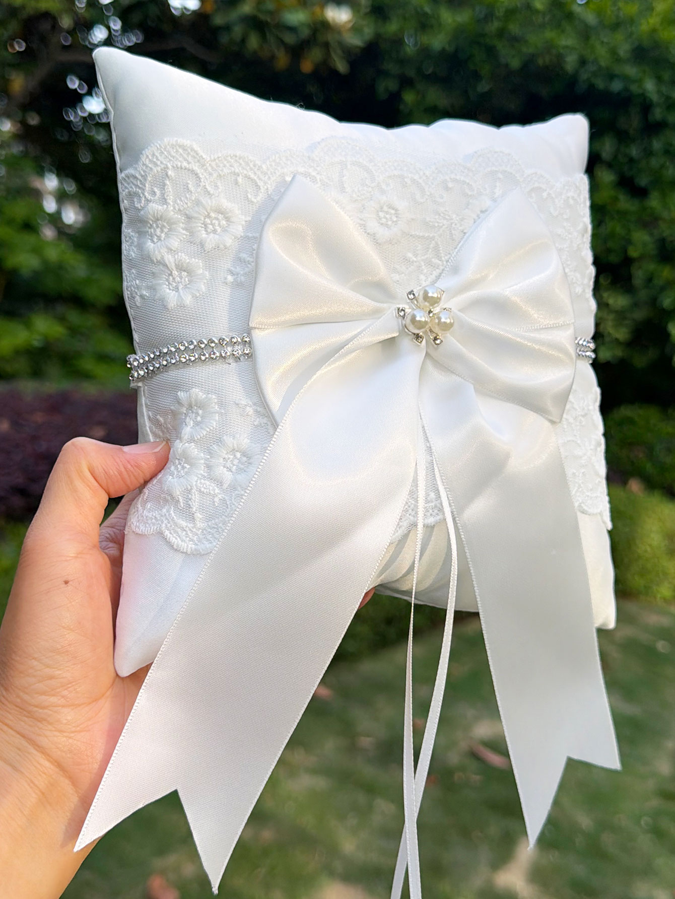 야외 교회 결혼식을 위한 새틴 대형 리본과 라인스톤이  - Ring Bearer Pillow 리뷰 및 가격